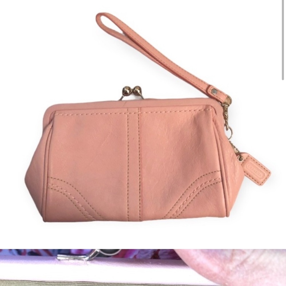 ISO 2009 I think vintage coach purse but it’s a chain shoulder bag not a clutch